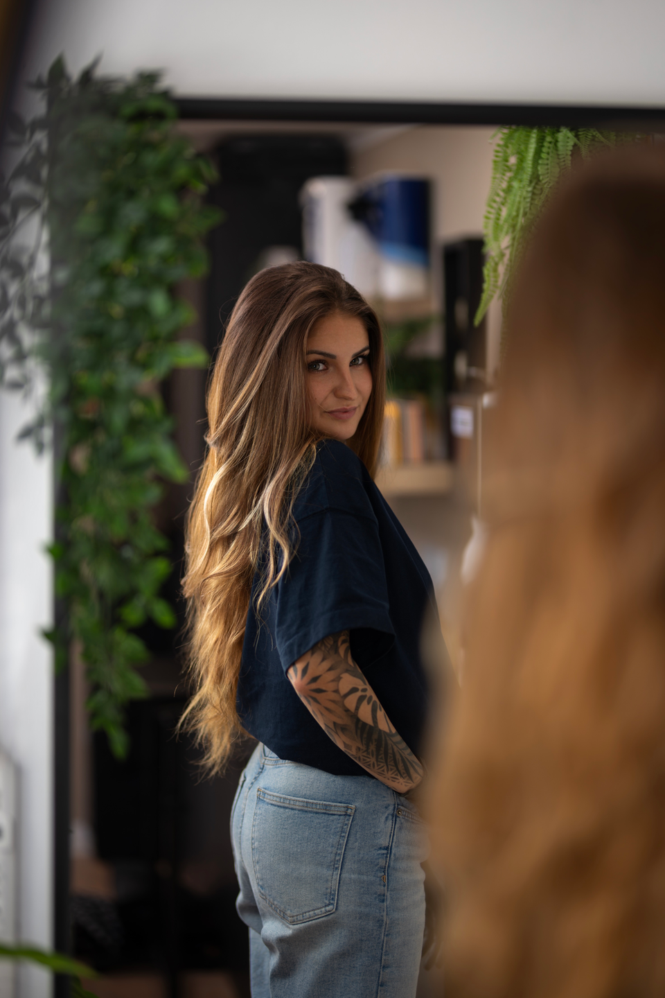 Fabienne vor dem Spiegel in ihrem Enny-Ink-Studio